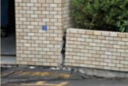 敷地内に段差が生じたケース 不同沈化が見られる写真。建物状況は小破、敷地状況は中規模。地区は青葉区旭ヶ丘。